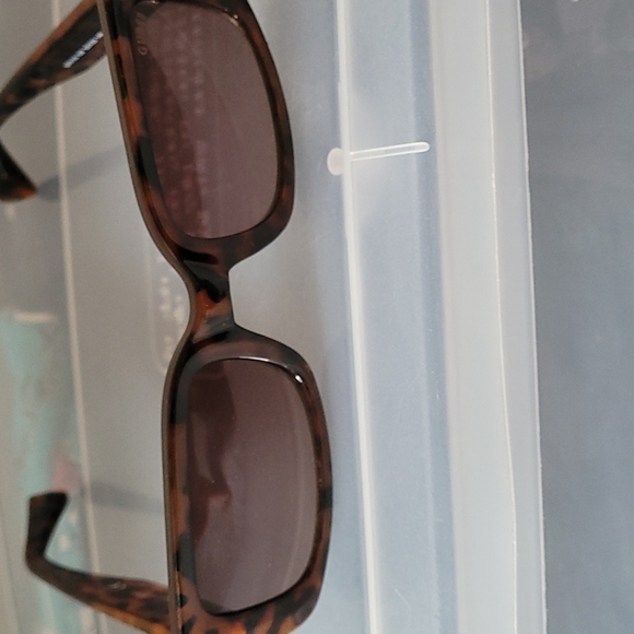 Guess Sunglasses - Picture 2 of 5